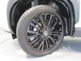 タイヤサイズは215/50R18です。純正ホイールは特別なブラック塗装です。