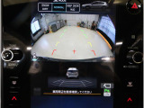 後方映像を11.6インチディスプレイに表示し、ステアリング連動ガイドラインが駐車をサポート。さらに後退時はリヤ4センサーが障害物を検知し、必要に応じてブレーキが作動します。