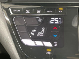 【オートエアコン】一度お好みの温度に設定すれば、車内の温度を検知し風量や温度を自動で調整。暑い&hellip;寒い&hellip;と何度もスイッチ操作をする必要はありません。快適な車内空間には必須の機能ですね♪