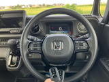 握りやすい形状のステアリングは、長距離運転でも疲れにくい設計。操作性も高く、快適なドライビングをサポートします。