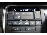 運転席と助手席の温度設定の変更が可能な左右独立タイプのデュアルエアコンです♪♪♪暑がりな人・寒がりな人も誰もが車内を快適にお過ごしいただけます♪♪♪