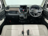 【インパネ】運転のしやすさを最優先に設計された見晴らしの良いフロントビュー。車両間隔が掴みやすく狭い道でも安心♪「安全」と「品質」を最優先に、安心してお乗りいただけるクルマを提供いたします。