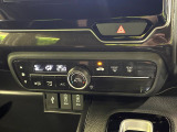 【オートエアコン】一度お好みの温度に設定すれば、車内の温度を検知し風量や温度を自動で調整。暑い&hellip;寒い&hellip;と何度もスイッチ操作をする必要はありません。快適な車内空間には必須の機能ですね♪