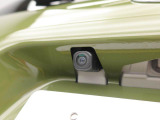 後退時に車両の後ろ側をモニター画面に表示します。車庫入れなどでバックする際に後方確認ができて便利です。車庫入れが苦手な人もこれで安心。
