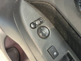 狭い駐車場で便利な電動格納ドアミラーが付いています。