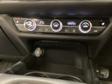 オートエアコンがついてます。左右独立で温度設定のできるデュアルオートエアコンです。パネル内のシートヒータースイッチは前席の左右別々に温度設定ができます。