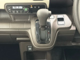 CVT車のセレクトレバーです。低速から高速まで、変速ショックのないスムーズな走りを実現するとともに、エンジン効率のよい領域を維持することで燃費にも貢献します。