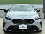 【BMWの伝統】BMWの特徴的な&ldquo;キドニーグリル&rdquo;は、80年以上続く伝統の形でございます。変わらないこだわりのデザインが、プレミアムブランド&ldquo;BMW&rdquo;を創り出します。