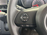 運転中、オーディオの操作をしてて、ハッとしたことはありませんか?ステアリングスイッチは、運転中でもハンドルでオーディオの操作が可能です。安全なドライブをサポートします。