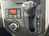 【オートエアコン】一度お好みの温度に設定すれば、車内の温度を検知し風量や温度を自動で調整。暑い&hellip;寒い&hellip;と何度もスイッチ操作をする必要はありません。快適な車内空間には必須の機能ですね♪