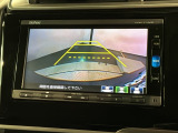 リバースギアに入れるだけで後方の表示へ切り替わります。夜間や雨の日の駐車も楽になりますよ。
