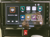 高精細なディスプレイで、ナビやオーディオを快適に操作できます。スマートフォン連携機能も搭載し、便利です。