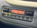【オートエアコン】一度お好みの温度に設定すれば、車内の温度を検知し風量や温度を自動で調整。暑い&hellip;寒い&hellip;と何度もスイッチ操作をする必要はありません。快適な車内空間には必須の機能ですね♪
