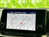 高精細な地図画面が、ドライバーに分かりやすいナビゲーションを提供。スムーズなルート案内で、目的地まで安心して走行できます。
