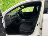 運転席からの視界は広く、運転操作もスムーズに行えます。シートの形状も工夫されており、快適なドライビングをサポートします。集中して運転できます。