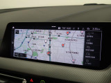【純正ナビゲーション】BMWのナビゲーションは操作性も良く、詳細な地図情報と交通状況を見やすく表示し、快適なドライビングをサポートしながら目的地までナビゲートします。
