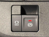 指先だけで簡単に操作が可能な電動パーキングブレーキを採用。「HOLD」スイッチを押すと、渋滞や信号待ちなどでブレーキペダルから足を離しても、ブレーキを保持するので安心です