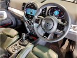 MINIの内装はとにかく『円』に拘ったデザインコンセプトが一目で伝わってきます。これほど円形に拘った車は他に御座いません。伝統のデザイン、トグルスイッチなど遊び心のある内装で御座います。