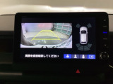 バックギアに入れますとご覧のような画像に自動的に切り替わります。車庫入れ時に役立ちます。