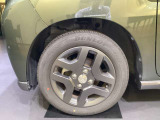 純正アルミで全体的にデザインがまとまっています。車も人も、オシャレはまずは足元からですね。