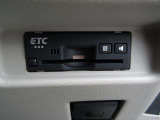 ETCももちろん搭載。いちいち料金所で停車する必要なんて当然ないです。スムーズにストレスなくドライブをお楽しみください。(※支払総額にセットアップ費用は含まれておりません。)