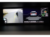 サイドビューカメラとリヤセンサー搭載。バックにするとサイドビューカメラが左前タイヤ横を撮影して、リヤセンサーは後ろに障害物がないか音と色でドライバーに危険を知らせてくれます。