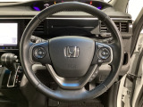 ハンドルにHondaセンシング系のクルーズコントロールやレーンキープアシストなどのスイッチと、オーディオの操作スイッチが装備されています。ハンドルから手を離さず安全に操作できます。