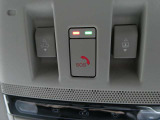 急病時や危険を感じた時、SOSコールスイッチを押すと専門のオペレータに繋がって、警察や消防への連携をサポートしてくれます。また、万が一の事故発生時には、エアバッグ展開と連動して自動通報します。