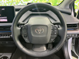 握りやすい形状で、快適なドライビングを実現。操作性にも優れており、運転の楽しさを高めます。長距離ドライブでも疲れにくい設計です。
