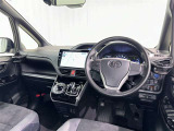 運転席まわりです。 各操作スイッチは使いやすい位置に配置されてます。