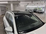 リアバンパー左右のレーダーセンサーにより車両の斜め後ろのミラーで見えない死角エリアに車両や自転車がいることを警告します。更に、側面衝突の危機があるときはブレーキを自動制御して危険回避をサポートします。