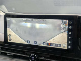 車体前後の広い範囲を映像で映し出し、見通しの悪い交差点や狭い路地からの発進時に左右の安全確認をしっかりサポートする安全機能です。