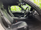 運転席からの視界は広く、操作性も良好です。シート形状も工夫されており、長時間のドライブでも疲れにくいでしょう。快適な空間です。