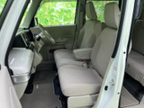運転席からの視界は良好で、運転操作もスムーズに行えます。安全運転をサポートする設計です。