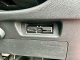 運転席の右下にETCがビルトインされています。高速道路では便利ですね!