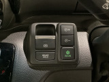 セレクトレバーの右に電子制御パーキングブレーキがあります。スイッチひとつで、停車した地点の傾斜などをシステムが検知・判断してブレーキ力を自動的に最適制御し、しっかり停車できるパーキングシステムです。