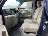 機能的なデザインが施された室内。操作しやすい配置で、スムーズな運転をサポートします。