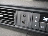 ◆USB接続端子◆スマホやiPodなどを接続して、いつもの音楽を車内でもお楽しみいただけます♪