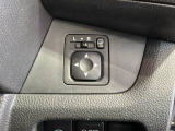 狭い駐車場で便利な電動格納ドアミラーが付いています。