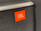 【JBLサウンドシステム】メーカーオプションの高品位サウンドシステムを搭載。専用のチューニングが施された大小様々なスピーカーから良質なサウンドが奏でられ、臨場感あふれる音響空間を演出します。