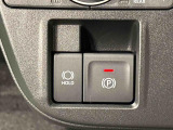 指先だけで簡単に操作が可能な電動パーキングブレーキを採用。「HOLD」スイッチを押すと、渋滞や信号待ちなどでブレーキペダルから足を離しても、ブレーキを保持するので安心です