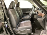女性でも運転がしやすいように、シートの高さ調整機能(シートリフター)がついています。広い足元にゆったり座れるシートには肘掛も装備しており長距離の運転でも疲れにくいシートです。