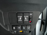 運転席の手元で両側スライドドアの開閉操作が可能です。