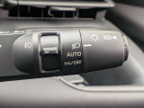 オートライト機能やフォグランプの点灯操作を行うステアリング脇のレバー。周囲の明るさに応じて自動でヘッドライトが点滅し、夜間走行も安心です。