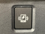 【置くだけ充電】ワイヤレスでエンジン始動中であれば置くだけで充電可能!コードが絡むことがなくなるので車内もすっきり清潔感が保てます!