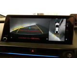 【全周囲モニター】車を上空から見下ろしたような映像をカーナビ画面に映し出し、車庫入れや縦列駐車をサポートしてくれます。