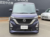 フロントガラスの上部には衝突軽減ブレーキの装置も付いており、より安全に運転を楽しんでいただくことができます。