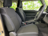 運転席は、シンプルで機能的なデザイン。ドライバーが操作しやすい位置にスイッチ類が配置され、快適な運転をサポートします。