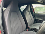 運転席まわりには十分なスペースがあり、大柄な方でもゆったり運転していただける環境です。