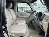 開放感のある室内空間が広がります。座り心地の良いシートで、長距離運転も快適に過ごせます。視界も広く、運転しやすいでしょう。